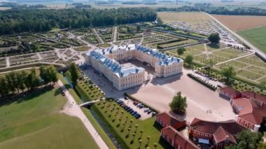 Letonya 'daki Rundale Sarayı ve Bahçesi' nin havadan görünüşü, Yazın Muhteşem Barok Mimarisi ve Manzarası