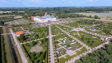 Letonya 'daki Rundale Sarayı ve Bahçesi' nin havadan görünüşü, Yazın Muhteşem Barok Mimarisi ve Manzarası