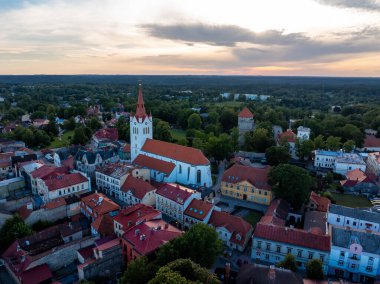 Letonya 'daki Cesis şehrinin hava manzarası. Şehir merkezi, ana şehir kilisesi ve eski şehir Cesis, Letonya 'daki antik Livonya şatosunun kalıntıları görülüyor.