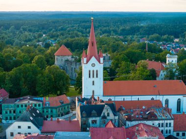 Letonya 'daki Cesis şehrinin hava manzarası. Şehir merkezi, ana şehir kilisesi ve eski şehir Cesis, Letonya 'daki antik Livonya şatosunun kalıntıları görülüyor.