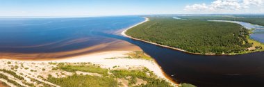 Lielupe Nehri ve Riga Körfezi ile Letonya manzarası Baltık Denizi 'nde