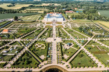 Letonya 'daki Rundale Sarayı ve Bahçesi' nin havadan görünüşü, Yazın Muhteşem Barok Mimarisi ve Manzarası