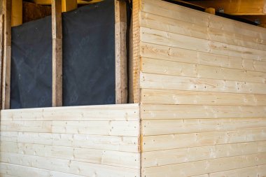 İnşaat halindeki bir binada yalıtımlı kısmen inşa edilmiş ahşap duvar.