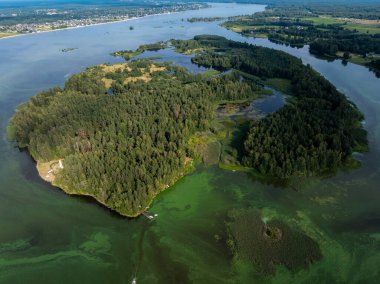 Riga, Letonya yakınlarındaki Ölüm Adası 'nın havadan görünüşü, Alman kuvvetleri tarafından ilk kez kimyasal silahların kullanıldığı tarihi bir yer..