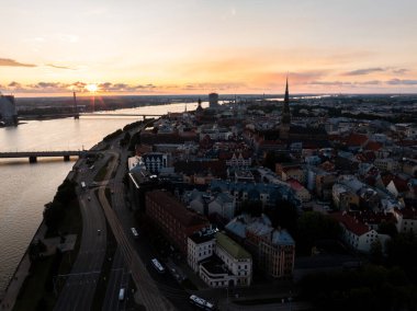 Gün batımında Riga 'nın tarihi eski kasabasının havadan görünüşü, Daugava Nehri ve köprüleri uzak mesafelere kadar uzanıyor..