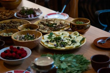 Bir masa dolusu ev yapımı Baltık yemekleri ve taze malzemeler servis edilmeye hazır..