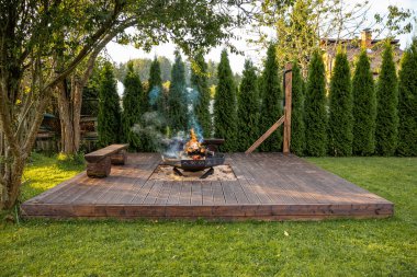 Açık hava ahşap güvertesinde yanan odunları olan dairesel bir ateş çukuru bulunur. Bereketli yeşillikler ve yüksek yeşilliklerle çevrili kırsal banklar huzur ortamını geliştirir..