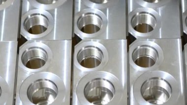 Metal imalatında tipik bir tekdüzelik ve işçilik sergileyen desenli metal bloklar ızgara deseninde düzenlenmiştir..
