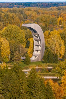 Kirkilai karst gölleri ve gözcü kulesinin parlak güneşli sonbahar sabahı, Birzai ihtiyarlığı, Panevezys ilçesi, Litvanya