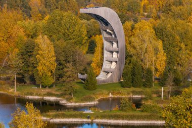 Kirkilai karst gölleri ve gözcü kulesinin parlak güneşli sonbahar sabahı, Birzai ihtiyarlığı, Panevezys ilçesi, Litvanya