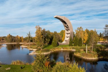 Kirkilai karst gölleri ve gözcü kulesinin parlak güneşli sonbahar sabahı, Birzai ihtiyarlığı, Panevezys ilçesi, Litvanya
