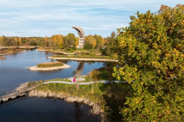 Kirkilai karst gölleri ve gözcü kulesinin parlak güneşli sonbahar sabahı, Birzai ihtiyarlığı, Panevezys ilçesi, Litvanya