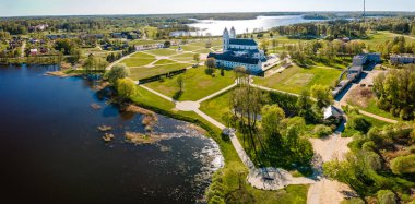Letonya Aglona 'daki bazilika. Letonya, Aglona 'daki beyaz Katolik Kilisesi Bazilikası' nın havadan görünüşü.