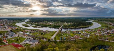 Letonya 'nın Kraslava kenti (Latgale) ve Daugava nehrinin hava manzarası