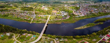 Letonya 'nın Kraslava kenti (Latgale) ve Daugava nehrinin hava manzarası