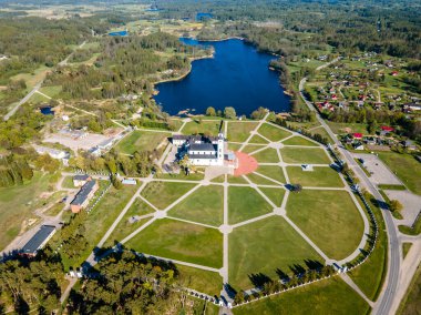 Letonya Aglona 'daki bazilika. Letonya, Aglona 'daki beyaz Katolik Kilisesi Bazilikası' nın havadan görünüşü.