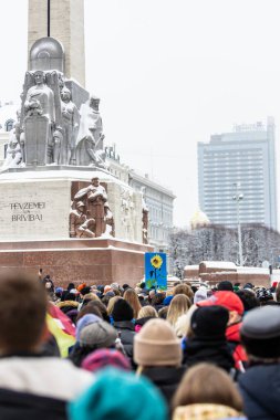 Riga, Letonya 24.02.2023: Ukrayna ile birlikte durun. Savaşı ve Rus silahlı saldırgan Vladimir Putin 'in politikasını protesto etmek. Letonyalılar Ukrayna 'yı Özgürlük Anıtı' nda savunuyorlar Milda.