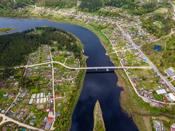 Letonya 'nın Kraslava kenti (Latgale) ve Daugava nehrinin hava manzarası