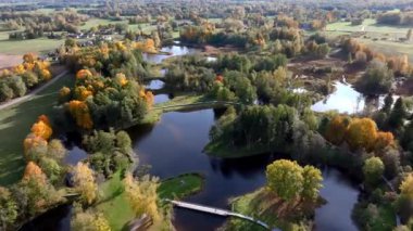 Havadan bakıldığında birbirine bağlı göletler, yemyeşil yemyeşil ve sonbahar yaprakları sergilenir. Merkezin yakınında bir gözlem kulesi var, kıvrımlı yollarla çevrili..