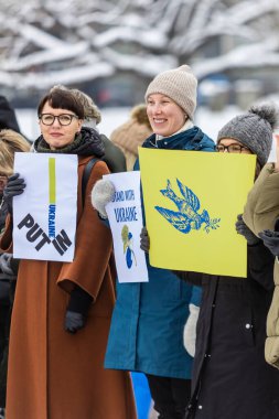 Riga, Letonya 24.02.2023: Ukrayna ile birlikte durun. Savaşı ve Rus silahlı saldırgan Vladimir Putin 'in politikasını protesto etmek. Letonyalılar Ukrayna 'yı Özgürlük Anıtı' nda savunuyorlar Milda.