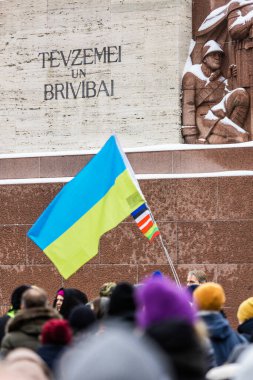 Riga, Letonya 24.02.2023: Ukrayna ile birlikte durun. Savaşı ve Rus silahlı saldırgan Vladimir Putin 'in politikasını protesto etmek. Letonyalılar Ukrayna 'yı Özgürlük Anıtı' nda savunuyorlar Milda.