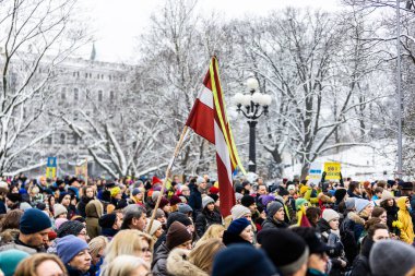 Riga, Letonya 24.02.2023: Ukrayna ile birlikte durun. Savaşı ve Rus silahlı saldırgan Vladimir Putin 'in politikasını protesto etmek. Letonyalılar Ukrayna 'yı Özgürlük Anıtı' nda savunuyorlar Milda.
