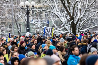 Riga, Letonya 24.02.2023: Ukrayna ile birlikte durun. Savaşı ve Rus silahlı saldırgan Vladimir Putin 'in politikasını protesto etmek. Letonyalılar Ukrayna 'yı Özgürlük Anıtı' nda savunuyorlar Milda.