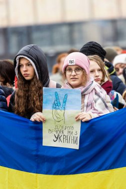 Riga, Letonya 24.02.2023: Ukrayna ile birlikte durun. Savaşı ve Rus silahlı saldırgan Vladimir Putin 'in politikasını protesto etmek. Letonyalılar Ukrayna 'yı Özgürlük Anıtı' nda savunuyorlar Milda.