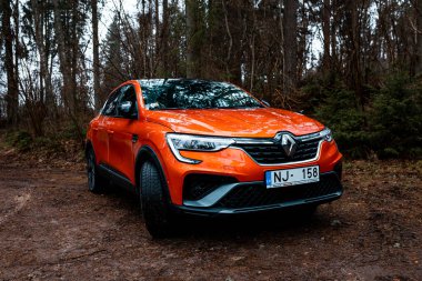 Yeni Renault Arkana RS-line Valencia Orange bir kompakt SUV E-teknoloji hibrit araba.. 