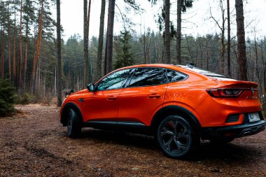 Yeni Renault Arkana RS-line Valencia Orange bir kompakt SUV E-teknoloji hibrit araba.. 