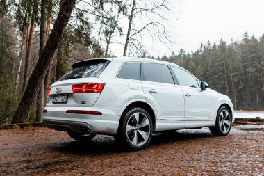 Riga, Letonya - 31.03.2023: Yepyeni beyaz Audi quattro Q7 3.0 TFSI. Audi Q7 SUV 333 hp güç üreten 3.0 litre süper şarjlı motorla çalışıyor.. 