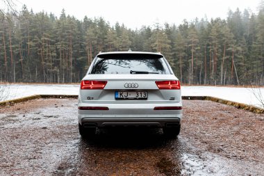 Riga, Letonya - 31.03.2023: Yepyeni beyaz Audi quattro Q7 3.0 TFSI. Audi Q7 SUV 333 hp güç üreten 3.0 litre süper şarjlı motorla çalışıyor.. 