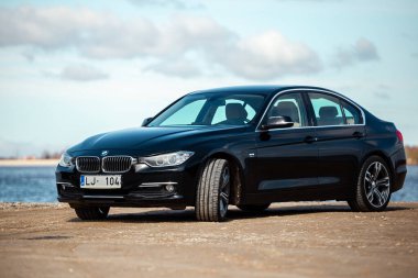 Siyah metalik sedan BMW 3-Serisi 320 F30 Twin Power Turbo, lüks araba