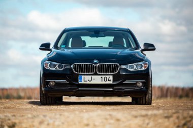 Siyah metalik sedan BMW 3-Serisi 320 F30 Twin Power Turbo, lüks araba