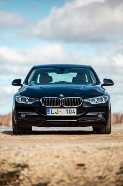 Siyah metalik sedan BMW 3-Serisi 320 F30 Twin Power Turbo, lüks araba