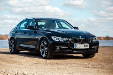 Siyah metalik sedan BMW 3-Serisi 320 F30 Twin Power Turbo, lüks araba