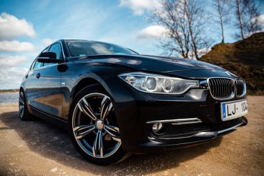 Siyah metalik sedan BMW 3-Serisi 320 F30 Twin Power Turbo, lüks araba yakın plan