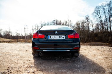 Siyah metalik sedan BMW 3-Serisi 320 F30 Twin Power Turbo, lüks araba