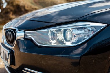 Siyah metalik sedan BMW 3-Serisi 320 F30 Twin Power Turbo, lüks araba yakın plan