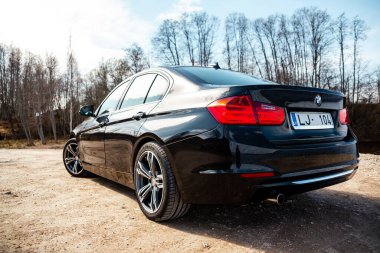 Siyah metalik sedan BMW 3-Serisi 320 F30 Twin Power Turbo, lüks araba