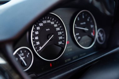 Siyah metalik sedan BMW 3-Serisi 320 F30 Twin Power Turbo, lüks araba iç mimarisi