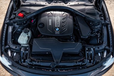 Siyah metalik sedan BMW 3-Serisi 320 F30 Twin Power Turbo, lüks araba iç mimarisi