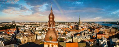 Letonya 'daki Riga eski kasabasının havadan görünüşü. Güzel tarihi binalar ve Kubbe katedrali. Riga 'da yaz.