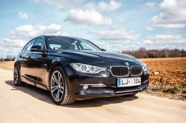 Siyah metalik sedan BMW 3-Serisi 320 F30 Twin Power Turbo, lüks araba yakın plan