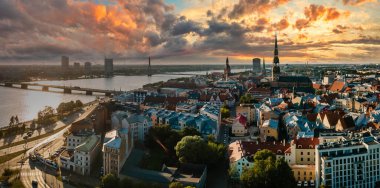 Letonya 'daki Riga eski kasabasının havadan görünüşü. Güzel tarihi binalar ve Kubbe katedrali. Riga 'da yaz.