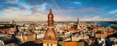 Letonya 'daki Riga eski kasabasının havadan görünüşü. Güzel tarihi binalar ve Kubbe katedrali. Riga 'da yaz.