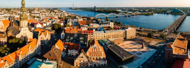 Letonya 'daki Riga eski kasabasının havadan görünüşü. Güzel tarihi binalar ve Kubbe katedrali. Riga 'da yaz.