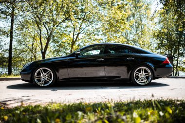 Riga, Letonya - 14.05.2023: siyah Mercedes Benz CLS 320 AMG. Statik Dış Görüntü