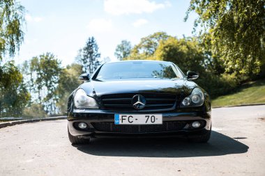 Riga, Letonya - 14.05.2023: siyah Mercedes Benz CLS 320 AMG. Statik Dış Görüntü