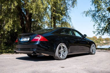 Riga, Letonya - 14.05.2023: siyah Mercedes Benz CLS 320 AMG. Statik Dış Görüntü